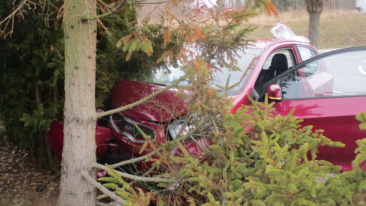 Dörfles-Esbach: Frau knallt mit Auto gegen Baum und verletzt sich schwer