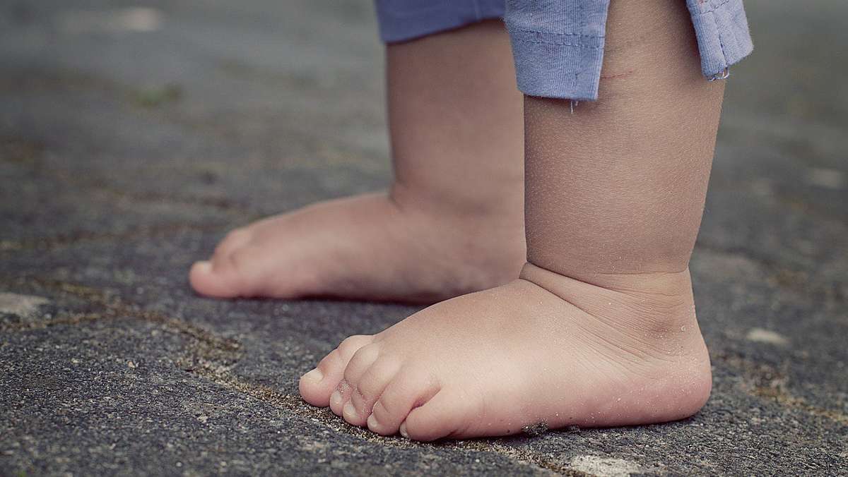 Neustadt bei Coburg/Wildenheid: Eltern schlafen noch: Zweijähriger erkundet barfuß die Stadt