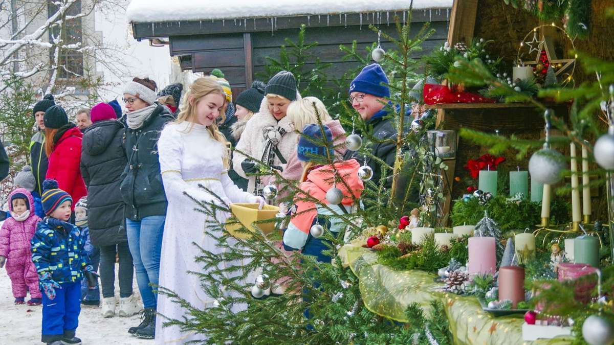 Christkind Eva verteilte kleine Präsente an die Besucher des Wilhelmsthaler Weihnachtsmarktes.