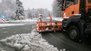 Lkw und Bus bleiben im Schnee hängen