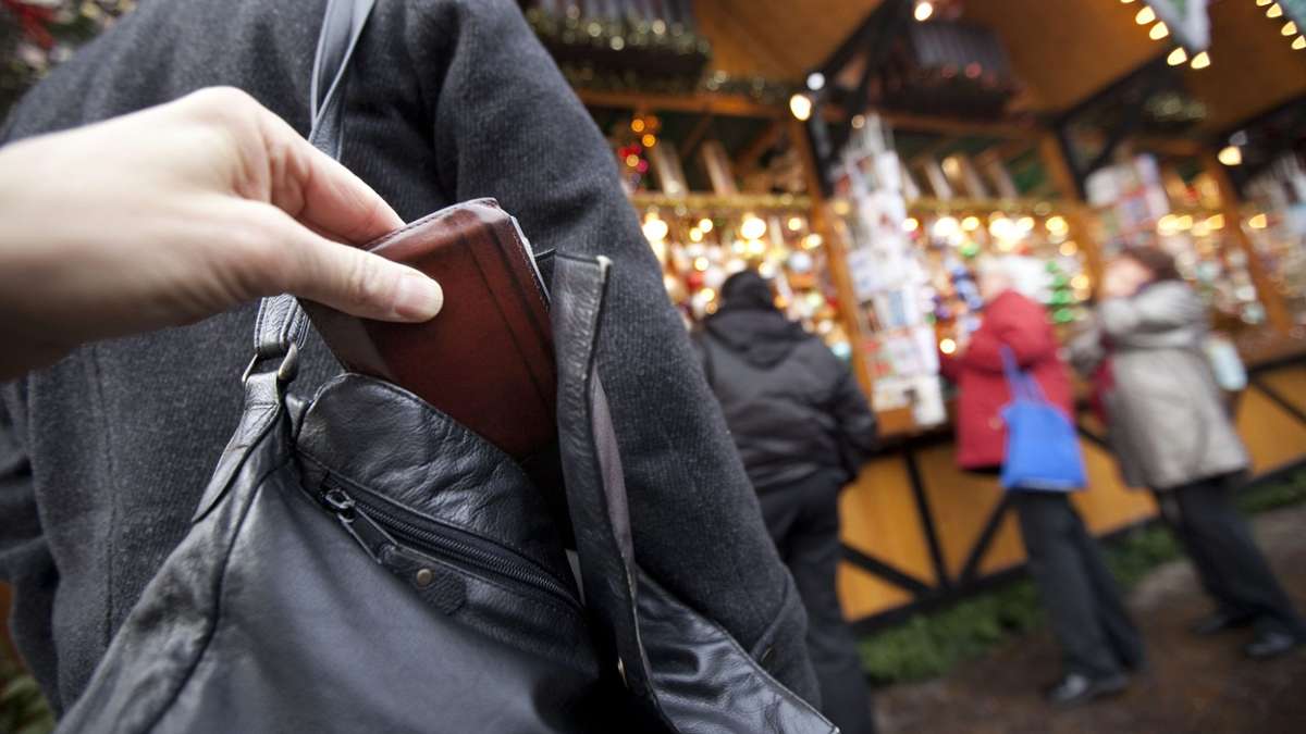 Länderspiegel: Weihnachtsmarktbesuch: Polizei warnt vor Taschendieben