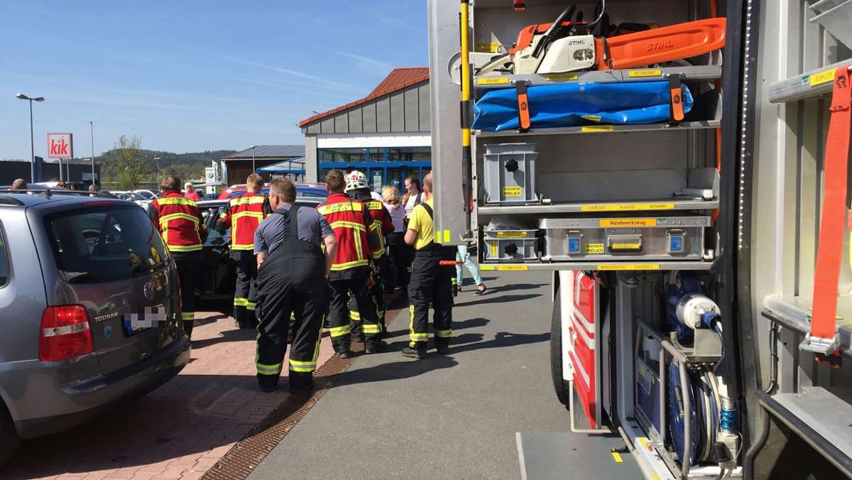 Länderspiegel: Feuerwehr rettet Kleinkind aus geparktem Auto