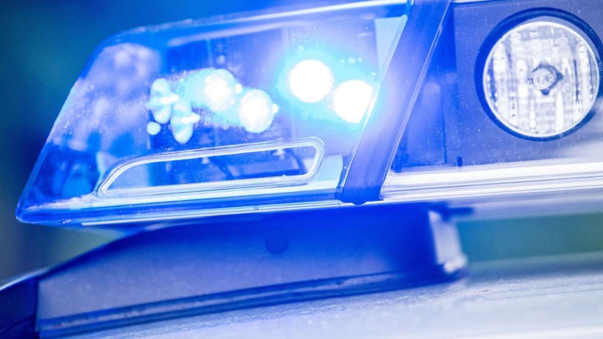 Polizei sucht Zeugen : Autofahrer fährt Frau über den Fuß