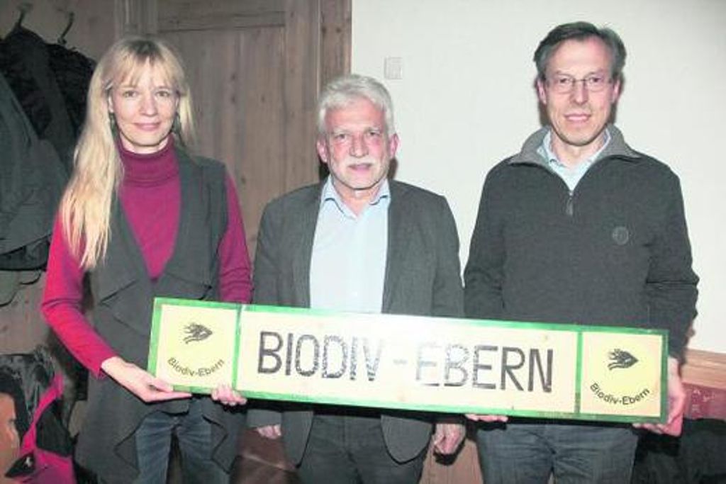 Dr. Klaus Mandery (Mitte) ist Gründungsvorsitzender des Biodiversitätszentrum Ebern/Haßberge (BIODIV-Ebern). Sein Vertreter ist Joseph Linz (rechts) aus Unterpreppach, Jutta Herpel (links) aus Reutersbrunn wurde ist die Schatzmeisterin des Vereins. Foto: Helmut Will