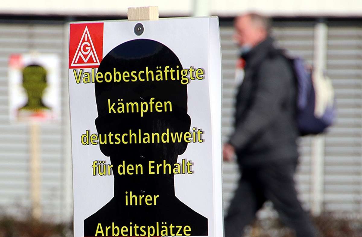 Schon im vergangenen März kämpften die Beschäftigten bei Valeo in Ebern um ihre Arbeitsplätze. 80 weitere Stellen wollte der Konzern danach streichen, nun geht es aktuell um 50 Arbeitsplätze – und eine „Zukunftsvereinbarung“.       Foto:  