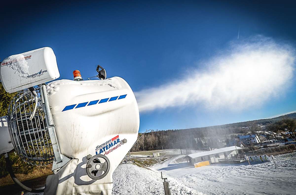 Am Skihang in Neukirchen sollen schon bald die Schneekanonen positioniert werden. Foto: Norbert Klüglein