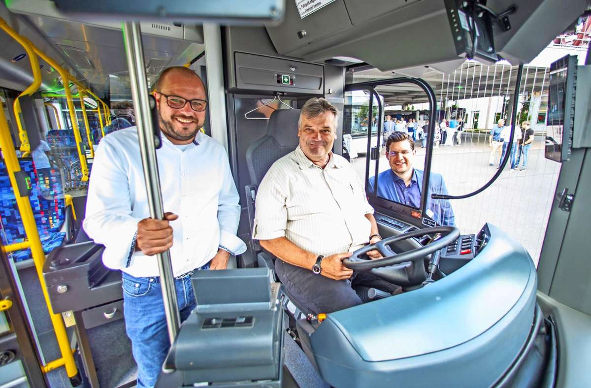 „Allzeit gute, unfallfreie Fahrt!“: Landrat Sebastian Straubel (links), Oberbürgermeister Dominik Sauerteig und Busfahrer Michael Blümlein bei der Inbetriebnahme.