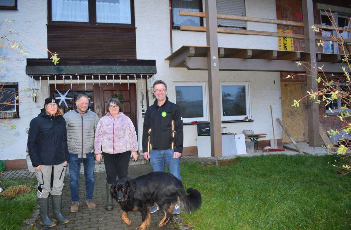 Betriebshelferin Manuela Scherm (links) ist auf dem Hof von Josef und Petra Lodes (Mitte) eingesetzt. Rechts im Bild ist Martin Gebhardt vom Maschinenring Bayreuth/Pegnitz zu sehen, außerdem Familienhund Hermann.