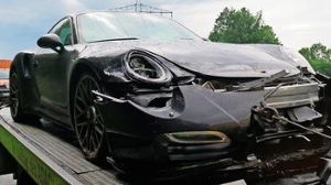 Zu schnell: Porsche kracht in die Leitplanke