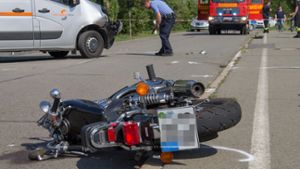 Auto erfasst Motorradfahrer: Mann schwer verletzt
