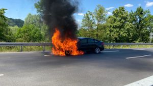 BMW brennt auf Stadtautobahn aus