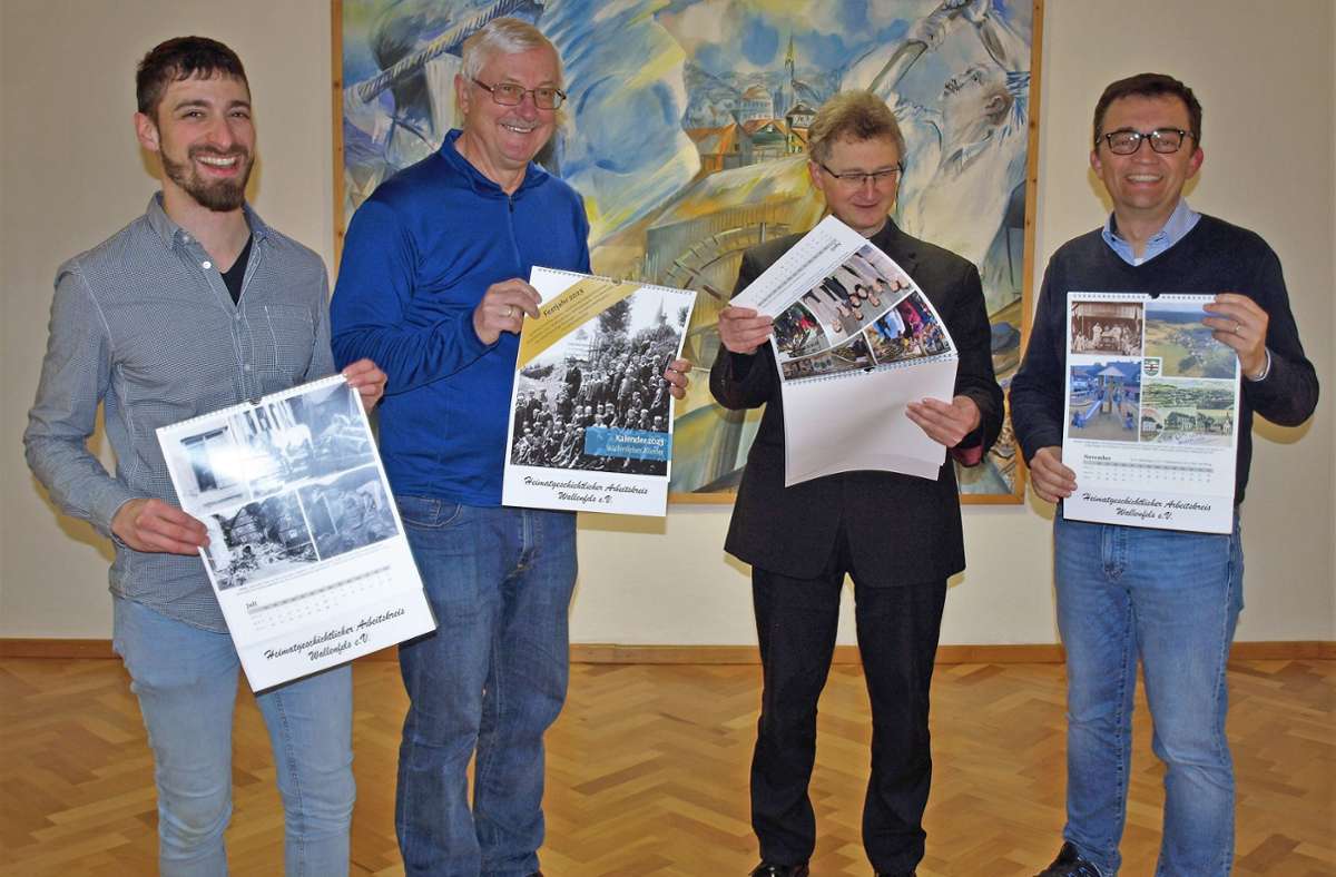Stolz präsentieren Thomas Weiß und Franz Behrschmidt (von links) den neuen Wallenfelser Heimatkalender des Heimatgeschichtlichen Arbeitskreises. Bürgermeister Jens Korn (rechts) und Pater Jan Poja   bekamen die ersten Exemplare.