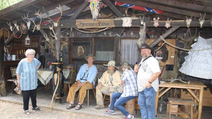Country Festival Neustadt: Cowboys und Indianer Hand in Hand