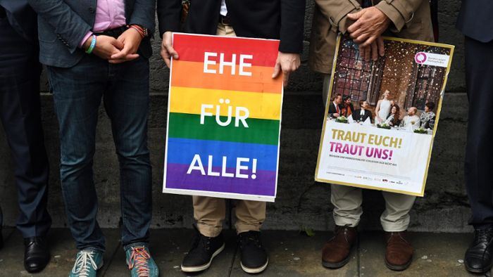 Nach Beschluss zur Ehe für alle: Regenbogenflagge vor Staatskanzlei