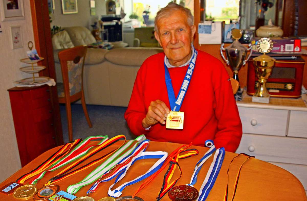 Große Medaillensammlung: Ulrich Zetzmann. Foto: Hans Haberzettl