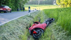 Motorradfahrer stürzt und kollidiert mit Auto