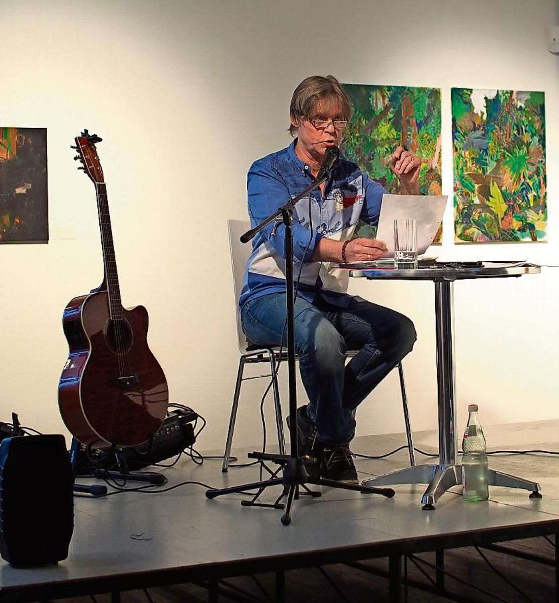 Premiere: NP -Kulturredakteur Dieter Ungelenk gab beim Kronacher Kunstverein sein Debüt als Kabarettist. Er überzeugte nicht nur mit Worten, sondern auch musikalisch mit Gesang, Gitarre und am Klavier. Quelle: Unbekannt