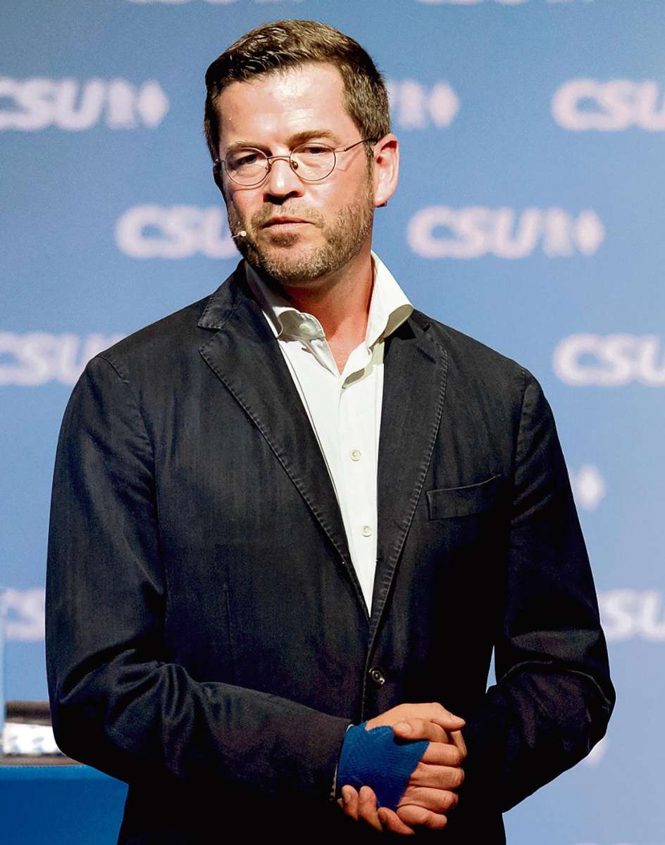 Das politische Engagement von "KT" sehen nicht alle CSU-Führungskräfte gerne. Zu Guttenberg feiert aber große Erfolge an der Basis wie jüngst in Kulmbach. Quelle: Unbekannt