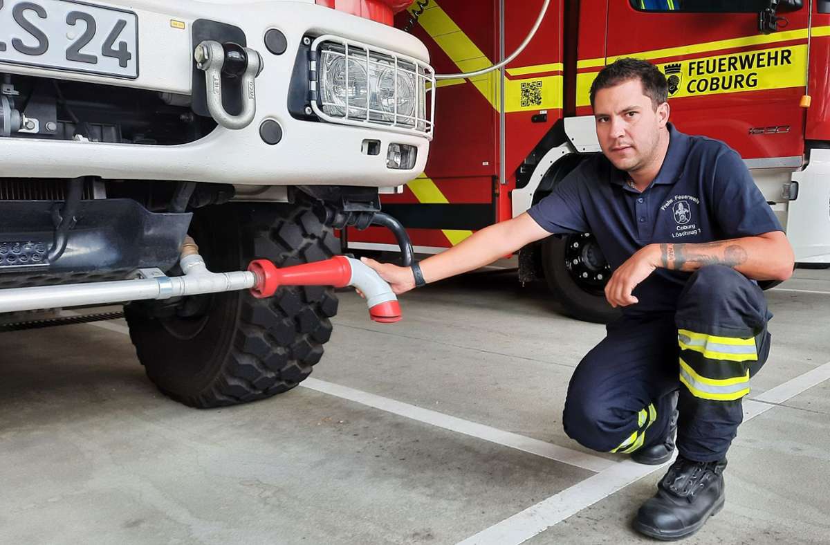 Düsen vorne am Löschfahrzeug können ein Ausbreiten der Flammen am Boden verhindern und schützen Fahrzeug und Mannschaft erklärt Dominik Luther.