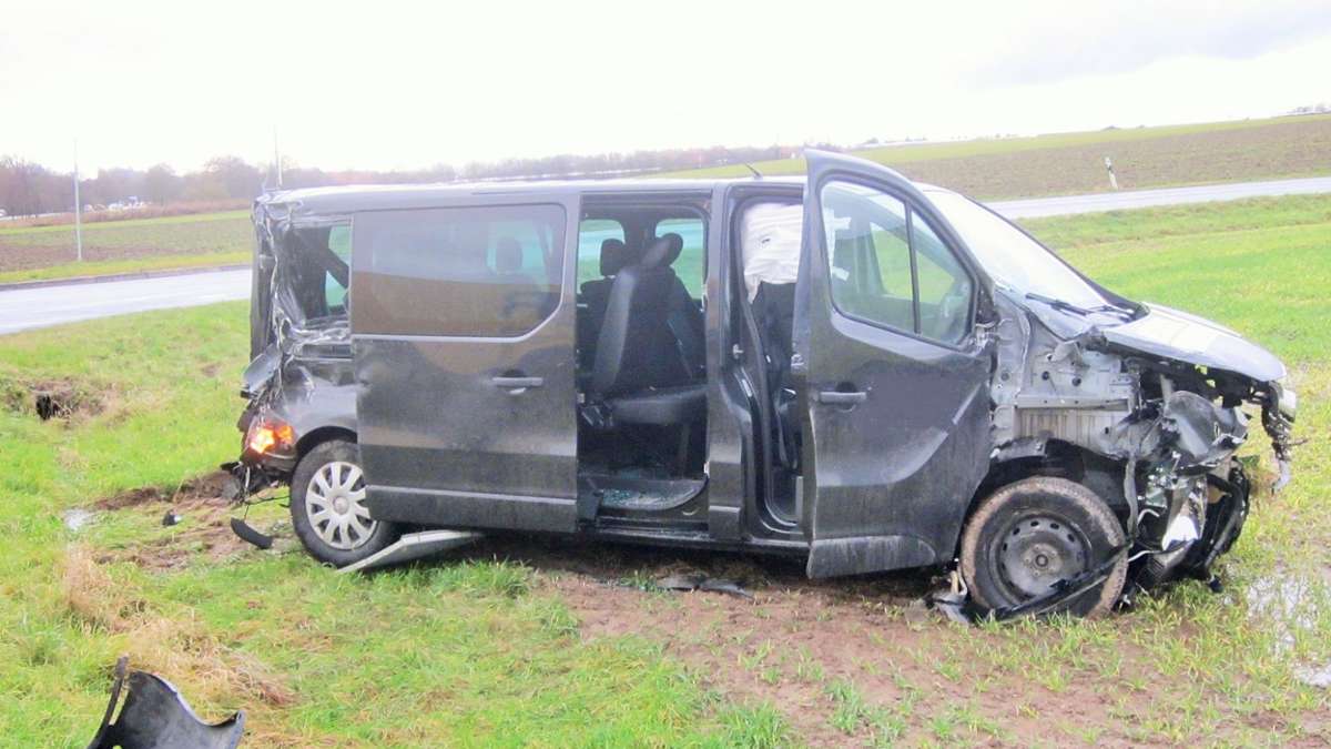 Coburg: Crash mit Sattelzug: Kleinbus mit acht Menschen landet im Acker