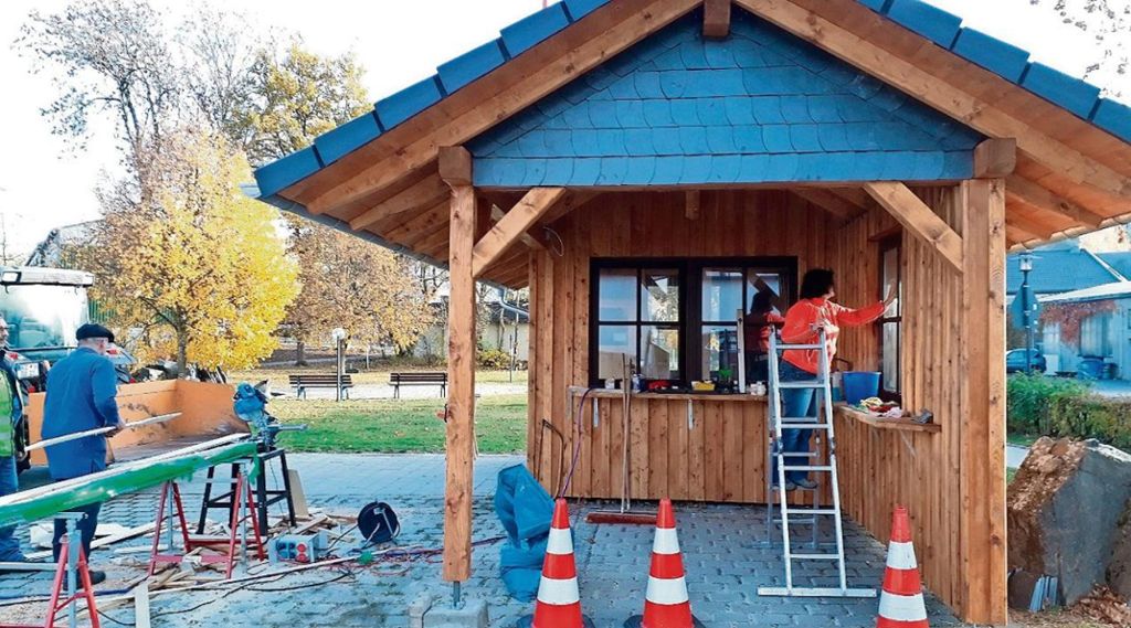 Die Feuerwehr Tschirn hat eine neue Glühweinhütte gebaut, die an diesem Sonntag eingeweiht wird. Foto: Günter Böhnlein Quelle: Unbekannt