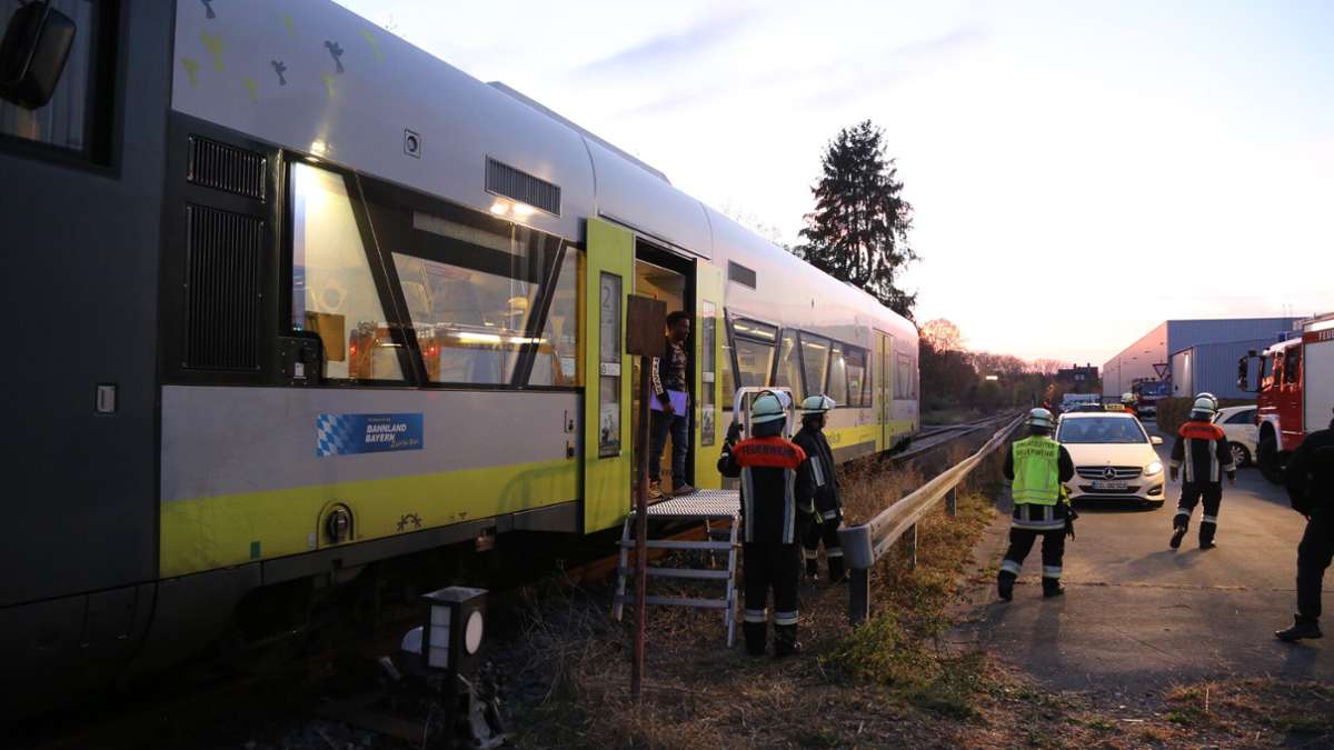 Coburg: Bad Rodach: Zug erfasst Auto an Bahnübergang