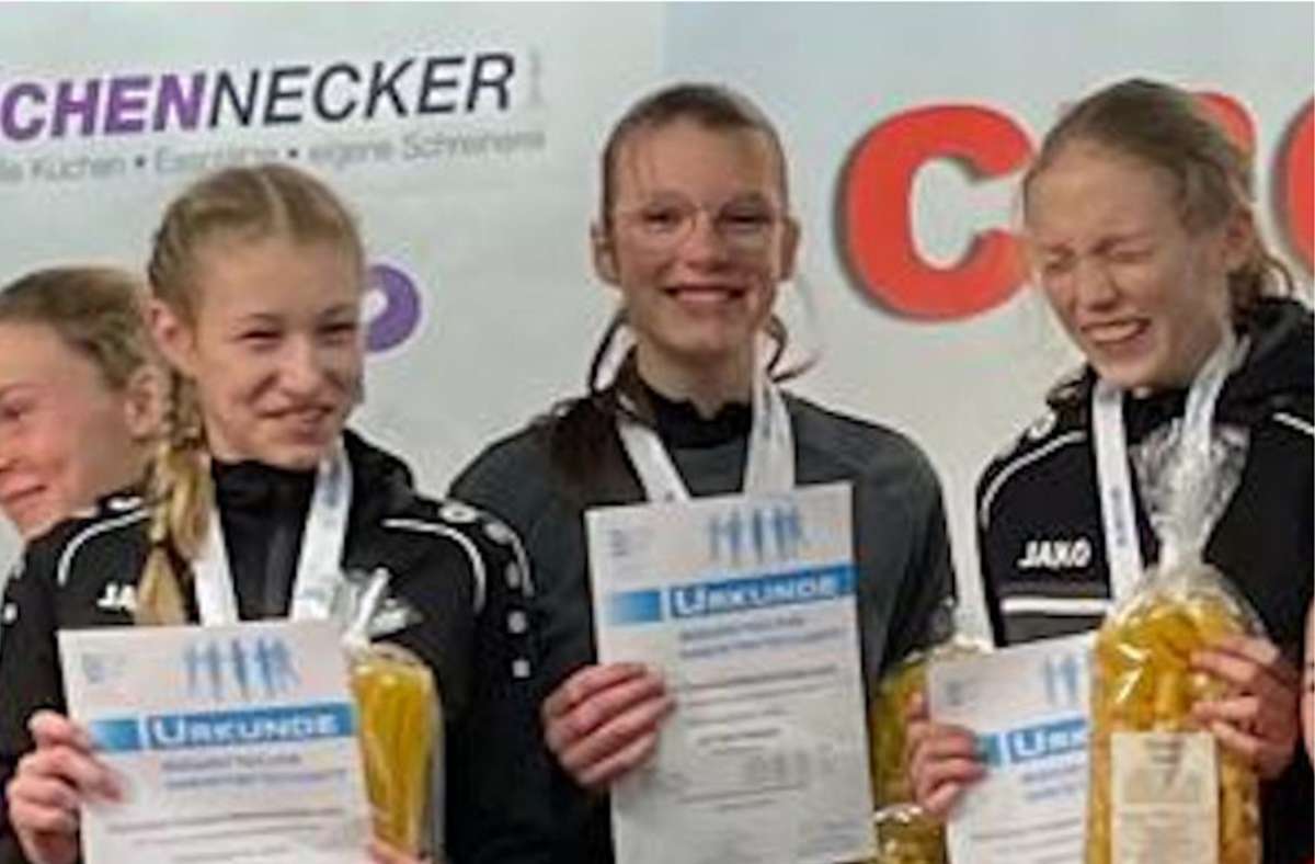 Bayerischer  Crosslauf-Teammeister  (von links): Celina Kraußer, Smilla Bauer und  Amelie Frick. Foto: privat