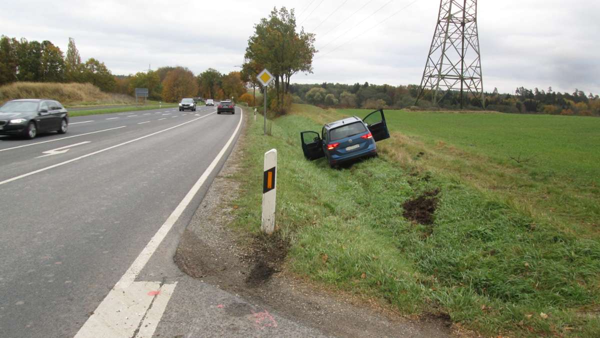 Bundesstraße 303: Auto landet nach Unfall im Straßengraben