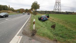 Auto landet nach Unfall im Straßengraben