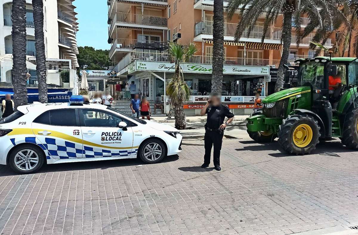 Ein Streifenwagen der Policía Local kam angerast und verstellte dem Traktor den Weg. Foto: /Christian Licha