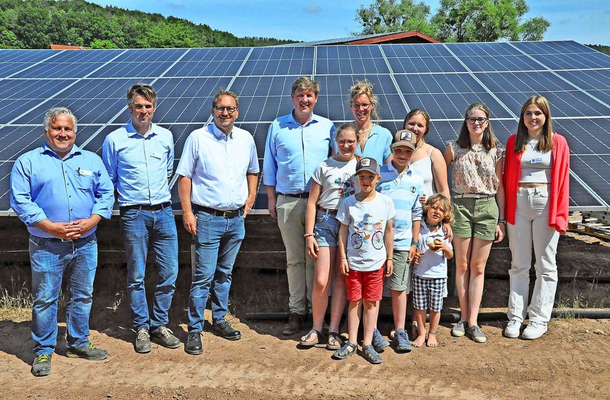 Sie waren bei der Besichtigung des Solarparks Saarhof dabei (von links): die Geschäftsführer von Solar-Konzept Jörg Brunner und Christoph Schmitt, Bürgermeister Wolfram Thein sowie  Götz von Rotenhan mit Familie und Bekanntschaft. Foto: /Martin Schweiger