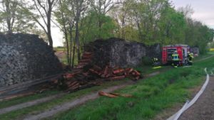Brandstiftung: Holzstapel in Flammen