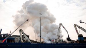 Brand in Hamburg: Rauchwolke über Hamburg: Schrotthaufen am Hafen fängt Feuer