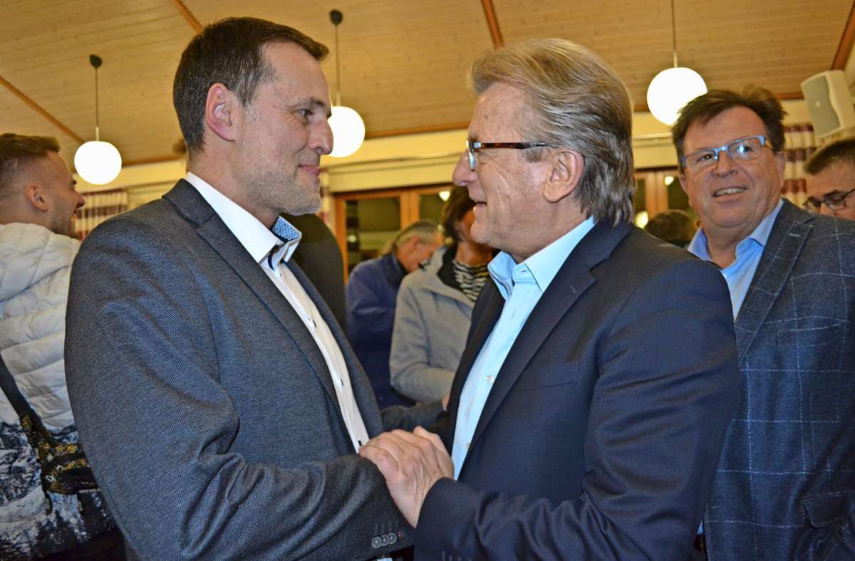 Der alte gratuliert dem neuen Bürgermeister: Kurz nach 19 Uhr kam Rainer Detsch mit einem Großteil der Verwaltung zu Daniel Weißerth (links).