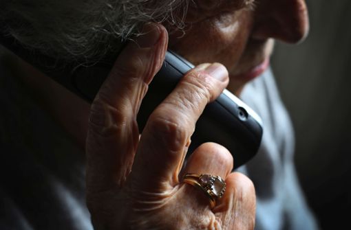 Eine ältere Frau am Telefon. Immer wieder werden Seniorinnen und Senioren durch fingierte Notfälle um ihr Erspartes gebracht. - Symbolfoto Foto: dpa