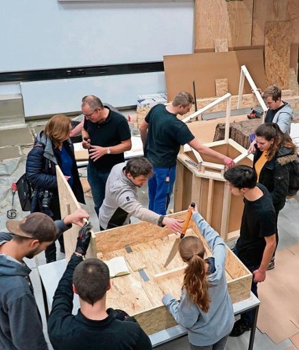 Die Studierenden beim Bauen der Modelle am Campus Design. Foto: Hochschule Coburg