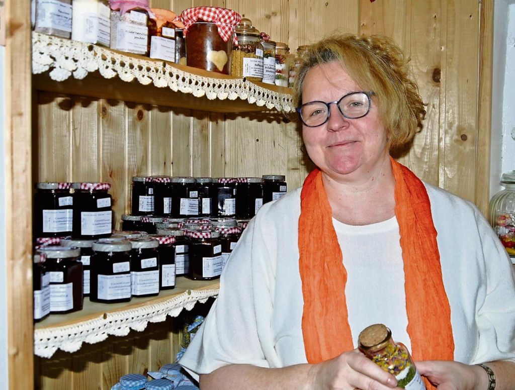 Kerstin Rentsch in ihrem kleinen Hofladen in der "Finkenburg" bei Kleintettau. Hier gibt es ihre hausgemachten Spezialitäten wie Aufstriche, Essige, Öle, Kräutersalz und Suppengewürz, Ketchup, Gebäck, Milchprodukte und vieles mehr.