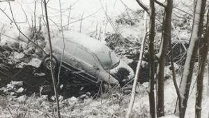 Wegen Schneeglätte: Auto landet in Fluss 