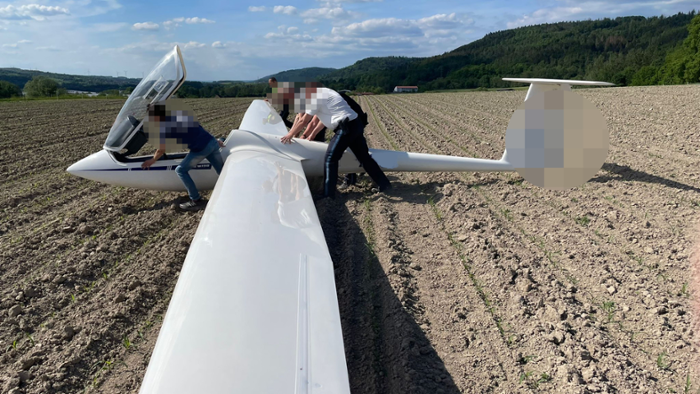Mit Segelflugzeug: 17-jähriger Pilot legt Landung im Maisacker hin