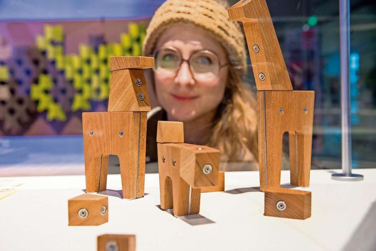 Ausgezeichnetes Holzspielzeug aus Coburg: Nina Renth mit ihren Holztierchen im BMW-Museum in München.