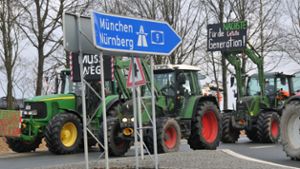 Liveblog: Bauern behindern Autobahn-Auffahrten