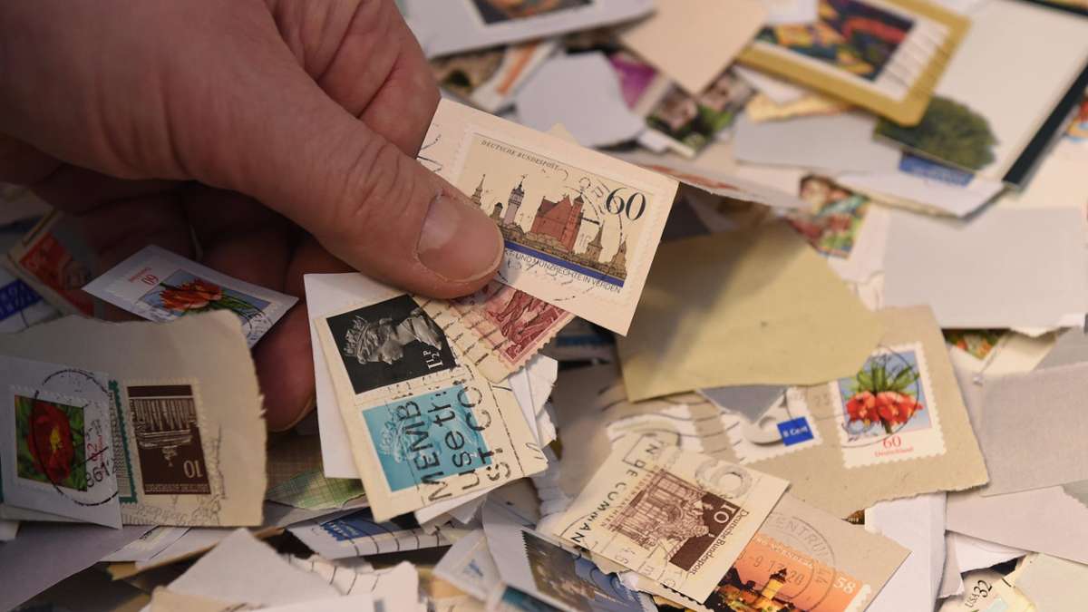 Coburg: Dörfles-Esbach: Mehr als 1000 Briefmarken gestohlen