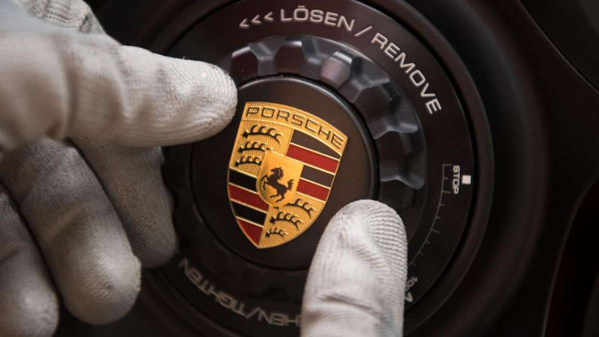 Coburg: Baggerfahrer reißt Porsche Cayenne auf