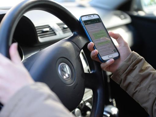 In Deutschland kommuniziert jeder fünfte Autofahrer per Smartphone am Steuer. Foto: Monika Skolimowska/dpa