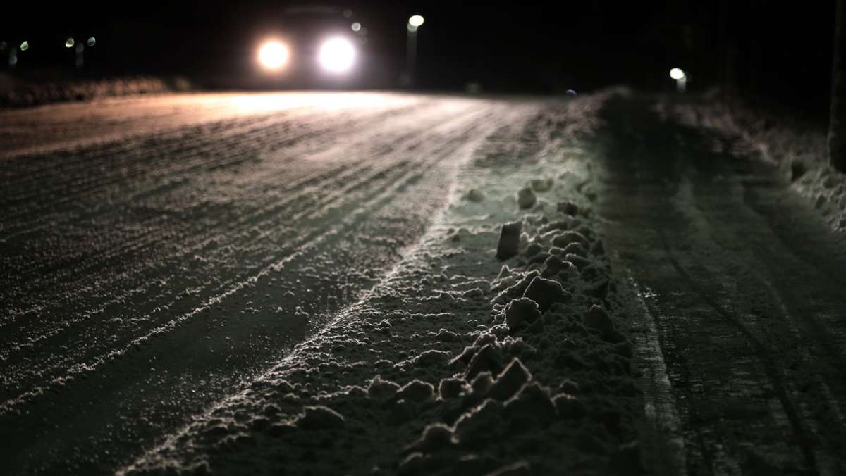 Schneefall und Glätte: Zahlreiche Unfälle auf A 9: Autos krachen in Sattelzüge