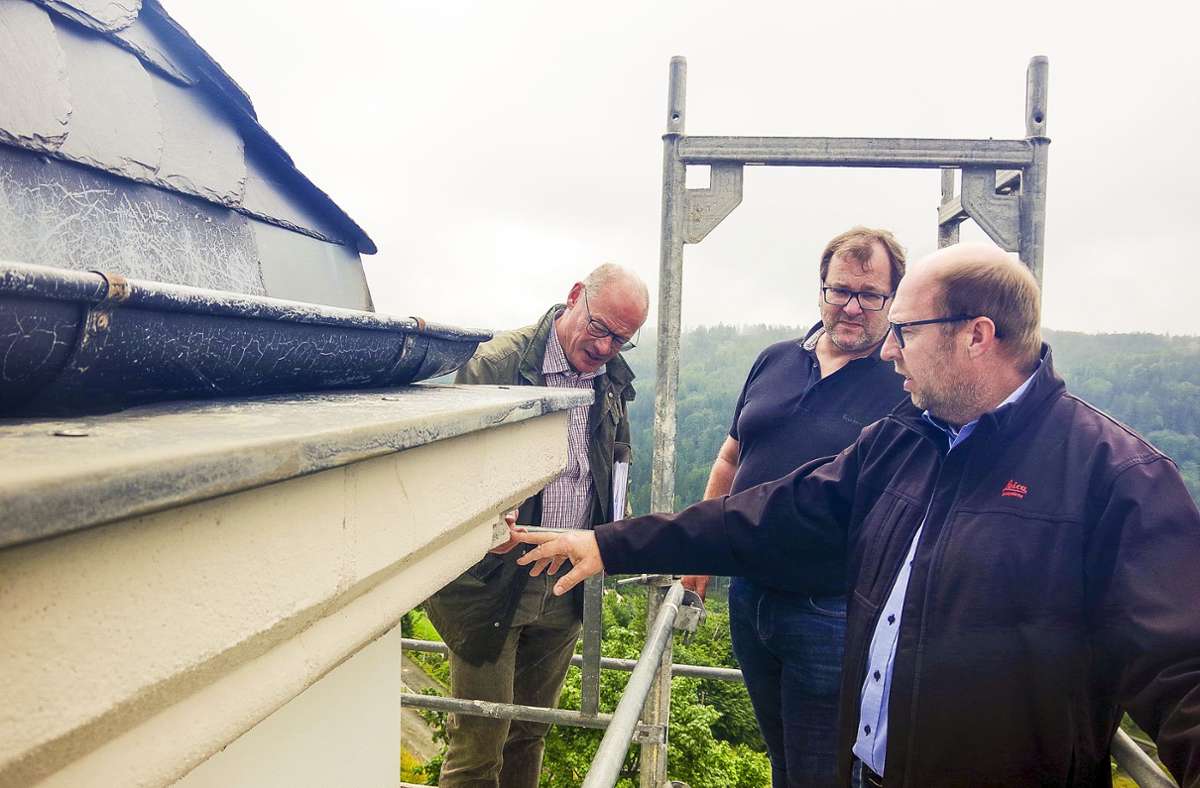 In luftiger Höhe begutachten (von links) die Architekten Peter Kropf und Sandro Selig sowie Kirchenpfleger Bernd Peter die Schäden an der Außenfassade der Wilhelmsthaler Kirche.