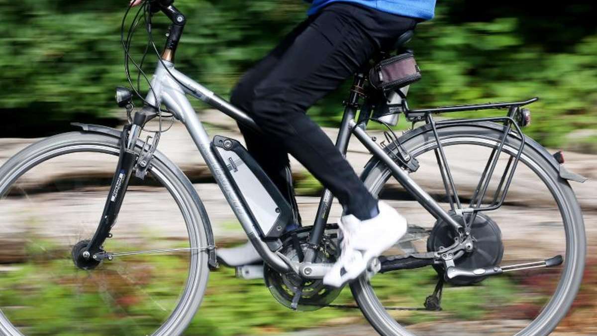 Coburg: 18-Jähriger auf E-Bike von Auto touchiert
