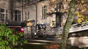 Feuerwehr rettet Bewohner über Drehleiter