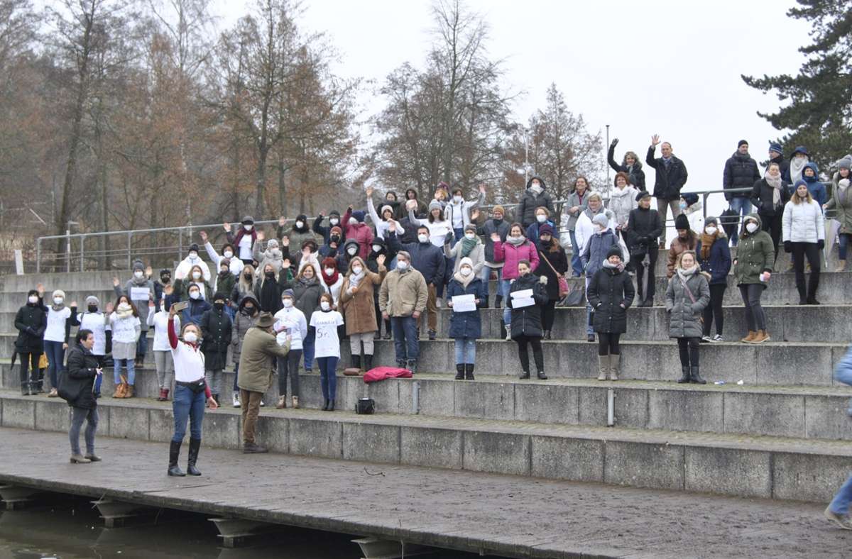 Ein Selfie gegenüber der Seebühne: Die Demonstranten stellten sich in Kronach für ein  Foto zusammen. Ihre Botschaft war klar: Die sektorale Impfpflicht muss weg. Foto: Christian Kreuzer