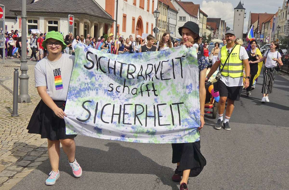 Die beiden Hauptorganisatoren Vincent Steppert (links) und Luisa Buld (rechts) führten den Demonstrationszug durch die Haßfurter Altstadt an.